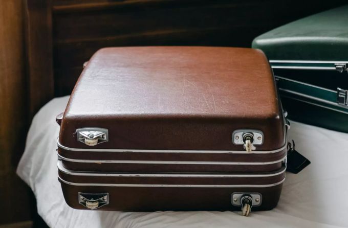 Kurz nach der Ankunft mussten die beiden schon wieder ihre Koffer packen. (Symbolbild) koffer