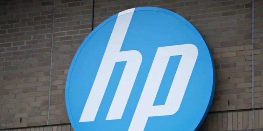 Das Logo der Computerfirma Hewlett-Packard ist an der Geschäftsstelle in Böblingen zu sehen. Foto: Daniel Naupold/dpa