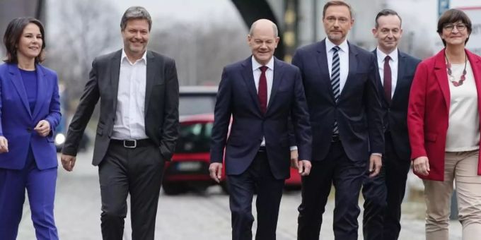 Annalena Baerbock, Robert Habeck, Olaf Scholz, Christian Lindner, Volker Wissing und Saskia Esken sind auf dem Weg zur Pressekonferenz, um den Koalitionsvertrag vorzustellen. Foto: Kay Nietfeld/dpa Annalena Baerbock, Robert Habeck, Olaf Scholz, Christian Lindner, Volker Wissing und Saskia Esken sind auf dem Weg zur Pressekonferenz, um den Koalitionsvertrag vorzustellen. Foto: Kay Nietfeld/dpa