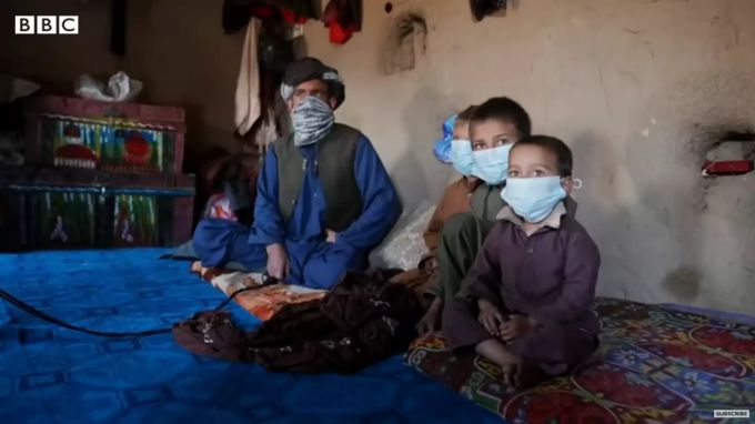 Der Vater und die Geschwister des Mädchens, das verkauft wurde. afghanistan