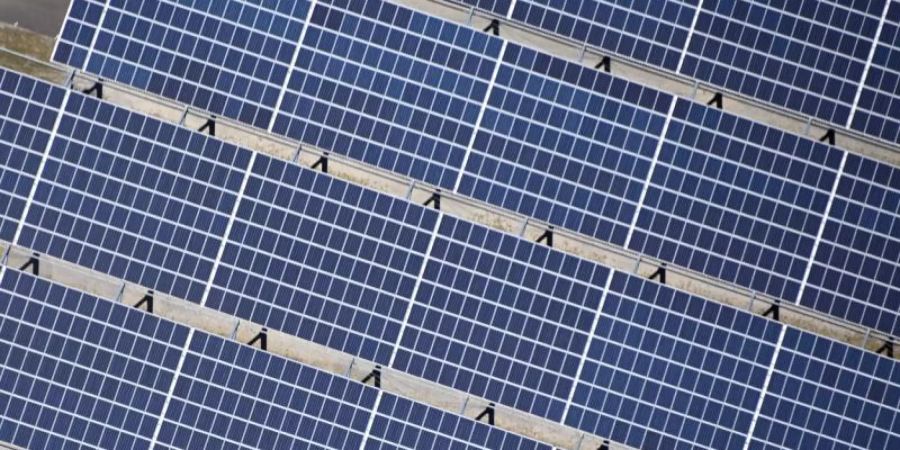 Auf einem Gelände in Sinsheim (Baden-Württemberg) ist eine Solaranlage zu sehen. Die Anstrengungen der Staatengemeinde reichen nach UN-Angaben bei Weitem nicht für die Erfüllung der Pariser Klimaziele aus. Foto: Uli Deck/dpa