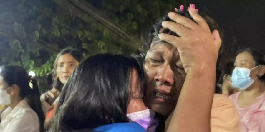 Eine weinende Mutter umarmt ihre Tochter, die aus dem Insein-Gefängnis in Yangon entlassen wurde. Foto: Uncredited/AP/dpa