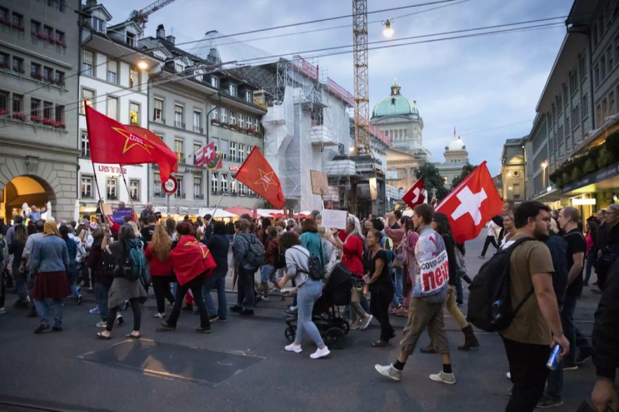 Mitglieder der «Freien Linken Schweiz» demonstrieren am 9. September in Bern.