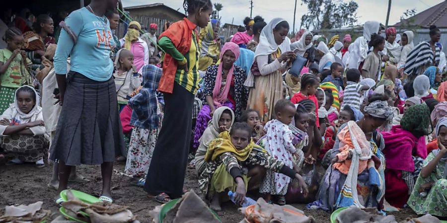 ARCHIV - Vertriebene Äthiopier aus verschiedenen Städten der Amhara-Region warten in einem Zentrum für Binnenvertriebene auf die Verteilung von Hilfsgütern. Foto: Mulugeta Ayene/AP/dpa