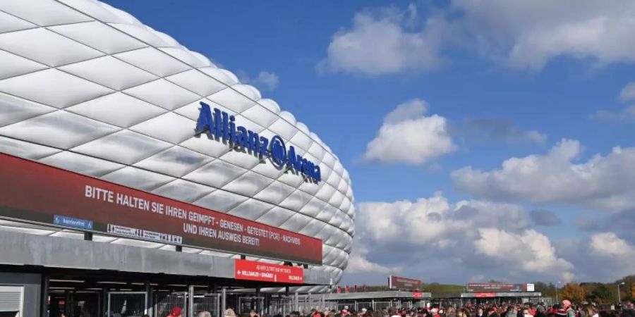 Fans warten vor dem Bayern-Spiel gegen Freiburg auf Einlass. Foto: Sven Hoppe/dpa