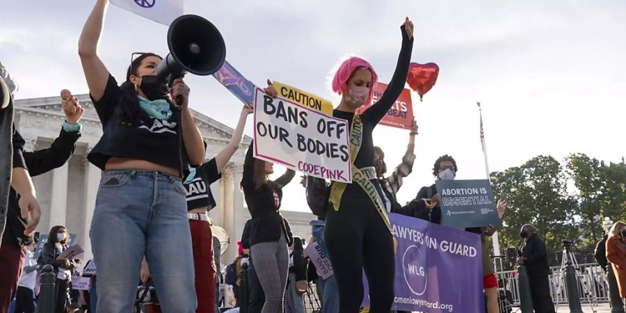 ARCHIV - Abtreibungsrechtler protestieren am 01.11.2021 vor dem Obersten Gerichtshof auf dem Capitol Hill im Streit um das extrem strenge Abtreibungsgesetz in Texas. Aus einer am Freitag veröffentlichten Entscheidung des Supreme Court geht hervor, dass das Abtreibungsgesetz in Texas vorerst in Kraft bleibt. Foto: Jacquelyn Martin/AP/dpa