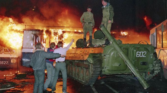 Panzer und brennende Häuser in der untergehenden Sowjetunion. Sowjetiunion