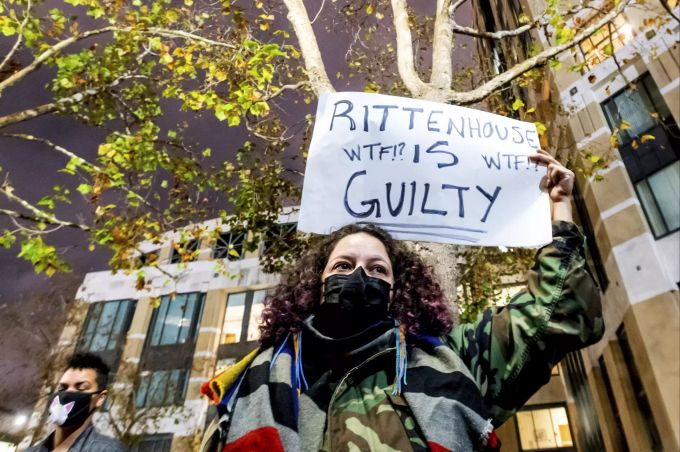 Nach dem Freispruch von Rittenhouse kam es in den USA zu Protesten. rittenhouse
