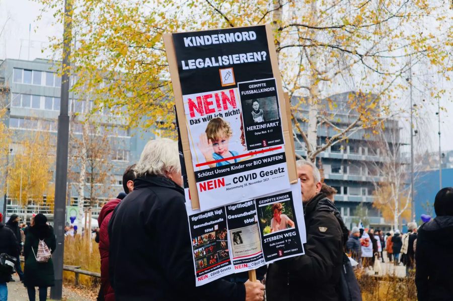 Mit dabei sind auch zahlreiche Plakate und Banner, die sich gegen das Covid-Gesetz richten.