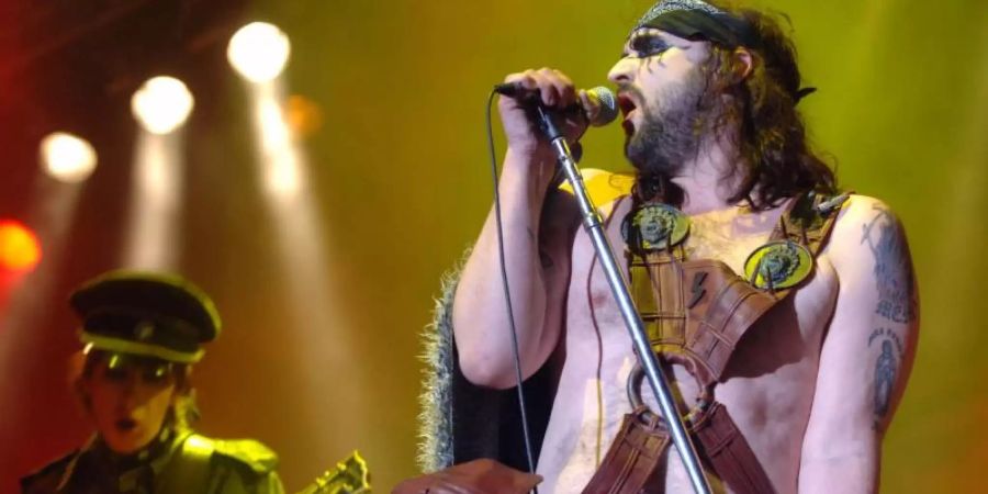 Hank von Helvete (r), damals Sänger der norwegischen Band Turbonegro, beim Musik-Festival "Rock am Ring" im Jahr 2006. Foto: Harald Tittel/dpa/Archiv