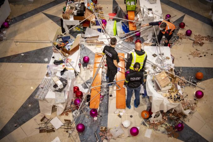 Blick auf die Unfallstelle im Mythen Center Schwyz in Ibach, in dem eine aufgehängte Weihnachtsdekoration auf einen kleinen Weihnachtsmart gestürtzt ist und sechs Personen verletzt hat, am Samstag, 20. November 2021. Mythen Center Weihnachtsdeko
