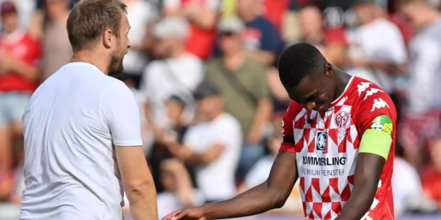 Hat eine hohe Meinung von Mainz-Coach Bo Svensson (l): Kapitän Moussa Niakhaté. Foto: Torsten Silz/dpa
