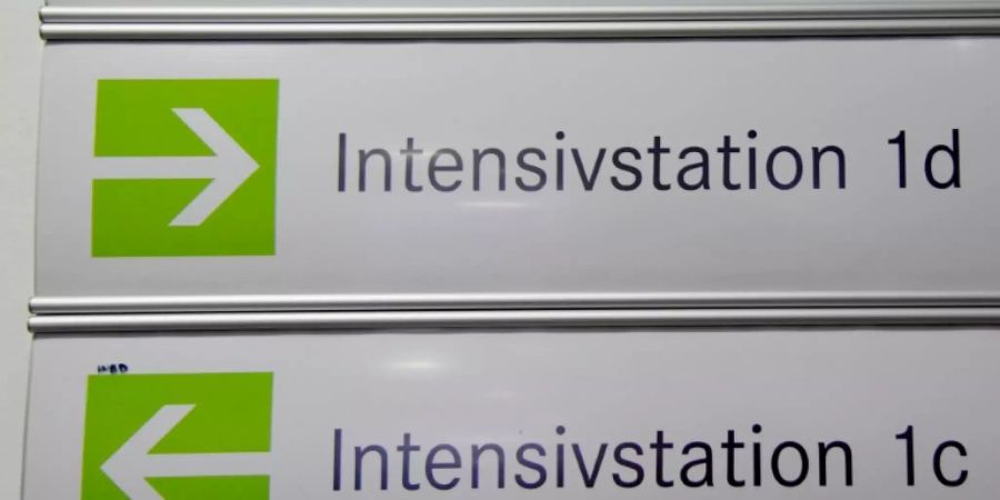 Hinweisschilder an Klinik in Salzburg
