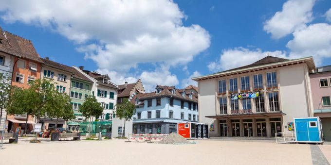 Der Herrenacker Platz mit dem Stadttheater Schaffhausen. Der Herrenacker Platz mit dem Stadttheater Schaffhausen.