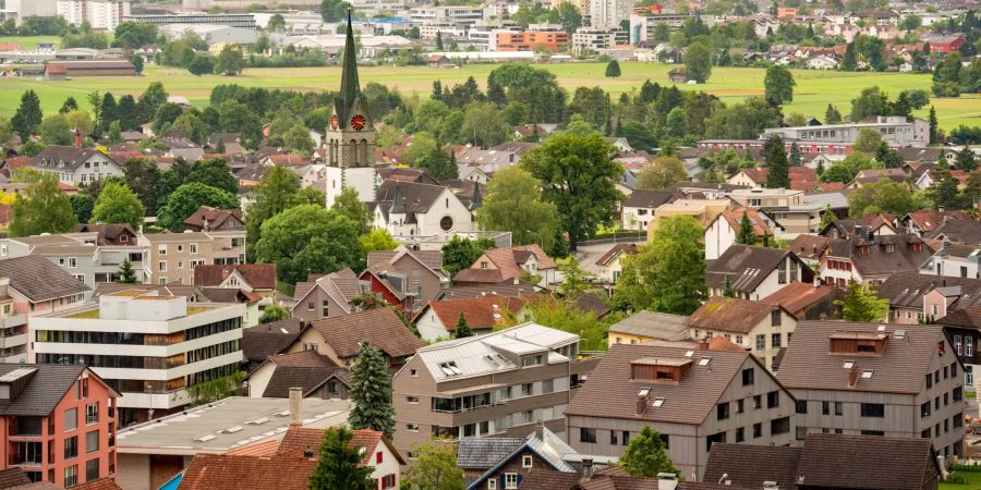 Blick auf Grabs (SG) im Hintergrund die Evangelische Kirche Grabs.