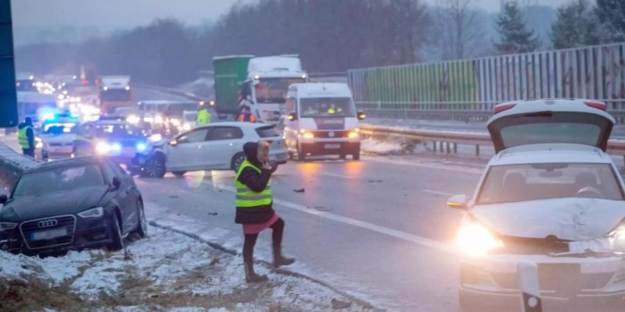 Glatteisunfall auf der B93 in Sachsen. Foto: Bernd März/B&amp;S/dpa