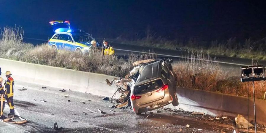Der Unfallwagen auf der Autobahn 5 bei Offenburg. Foto: Christina Häussler/Einsatz-Report24/dpa