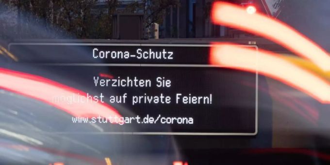Die Anzeige «Corona-Schutz. Verzichten Sie möglichst auf private Feiern!» leuchtet in Stuttgart. Coronavirus