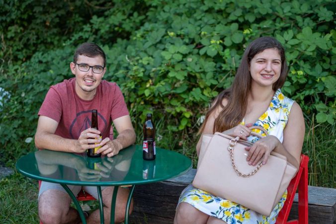 (v.l.): Noah und Sanja geniessen ihre kühlen Getränke.