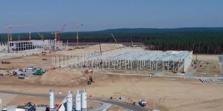 Blick über die Baustelle mit den entstehenden Rohbauten für die künftige Gigafactory Berlin von Tesla. Foto: Patrick Pleul/dpa-Zentralbild/dpa