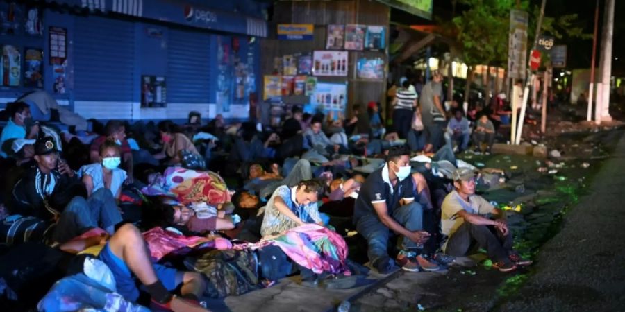 Migranten aus Honduras nach ihrer Ankunft in Guatemala