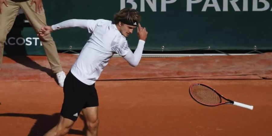 Alexander Zverev ist bei den French Open gegen den Italiener Jannik Sinner ausgeschieden. Foto: Christophe Ena/AP/dpa