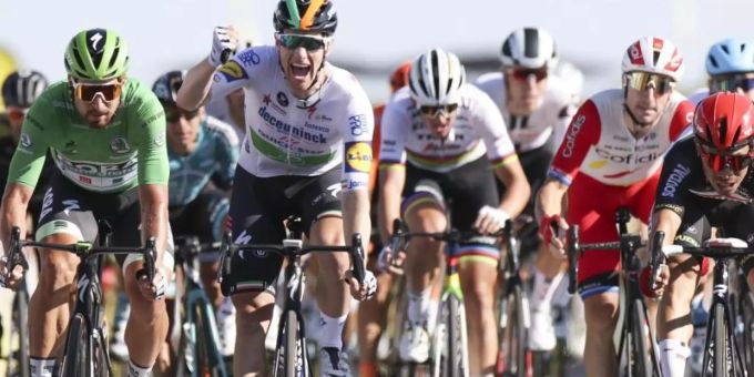 Der Ire Sam Bennett (2.v.l.) holt sich auf der Ile de Re den Etappensieg. Foto: Kenzo Tribouillard/AFP Pool via AP /dpa Der Ire Sam Bennett (2.v.l.) holt sich auf der Ile de Re den Etappensieg. Foto: Kenzo Tribouillard/AFP Pool via AP /dpa