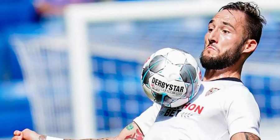 Hat seine Infektion mit dem Coronavirus auf Twitter öffentlich gemacht: Nemanja Gudelj vom FC Sevilla. Foto: Uwe Anspach/dpa