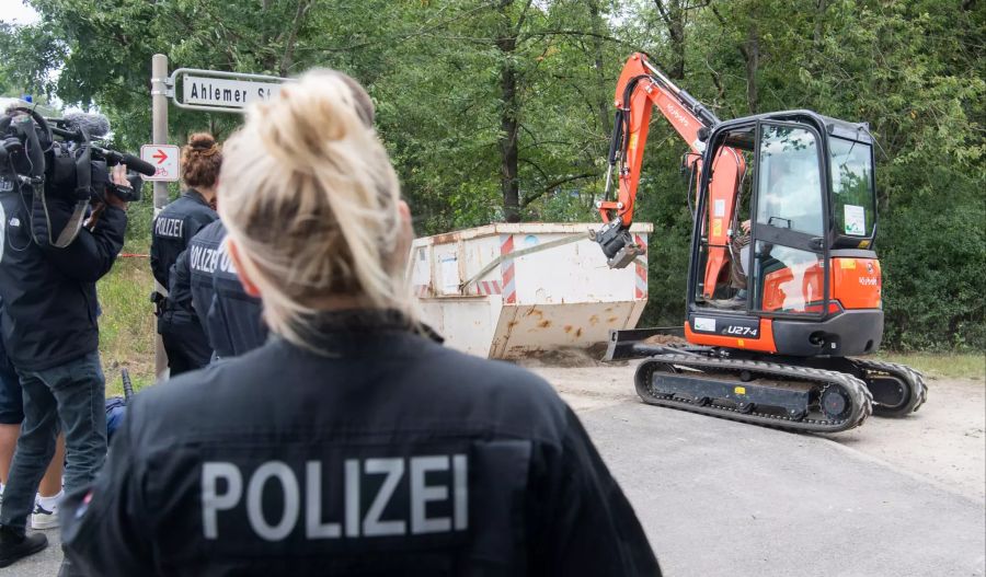 Die Beamten schaufelten so viel Material weg, ...