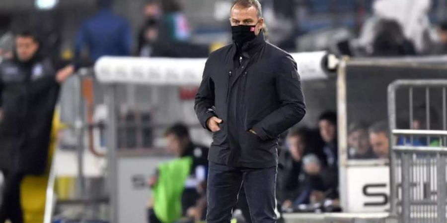 Bayern-Trainer Hansi Flick trägt am Spielfeldrand einen Mund-Nasen-Schutz. Foto: Martin Meissner/AP-Pool/dpa