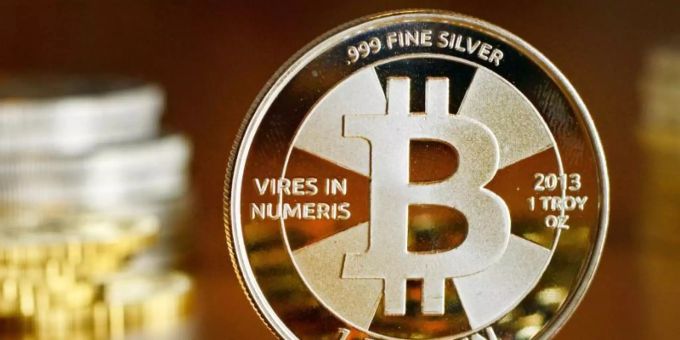 Paypal-Kunden in den USA können künftig über die Paypal-Plattform Bitcoin und andere Kryptowährungen handeln und aufbewahren. Foto: Jens Kalaene/zb/dpa Paypal-Kunden in den USA können künftig über die Paypal-Plattform Bitcoin und andere Kryptowährungen handeln und aufbewahren. Foto: Jens Kalaene/zb/dpa