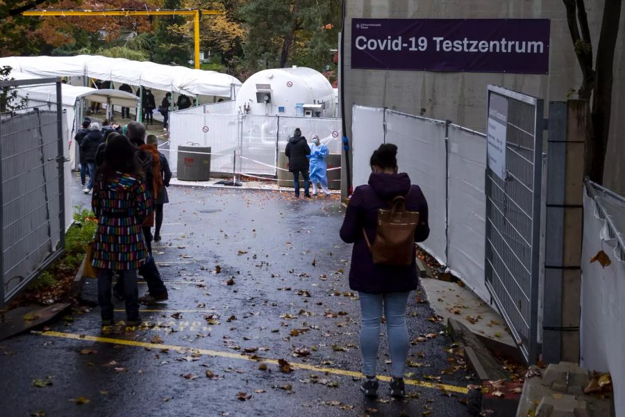 Menschen stehen Schlange vor dem Covid-19 Testzentrum des Universitätsspital in Basel.