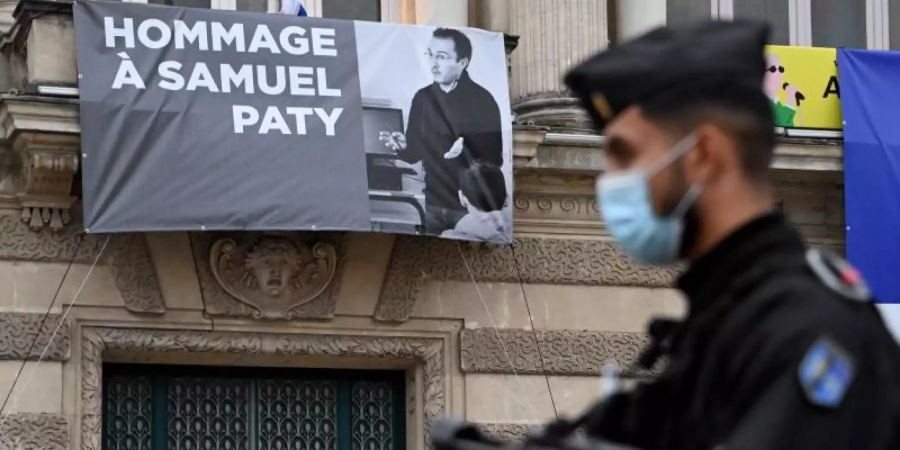 In Montpellier wird des ermordeten Lehrers gedacht. Foto: Pascal Guyot/AFP/dpa