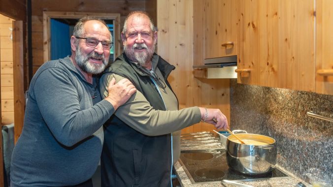 Spass muss sein: Hans Portmann und Christoph Flury kochen Suppe.