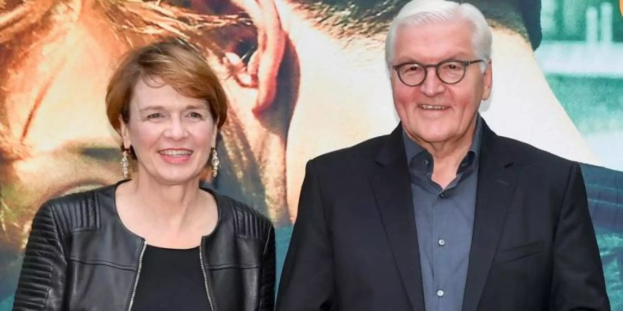 Elke Büdenbender und Frank-Walter Steinmeier halten Distanz - auch zu engsten Freunden. Foto: Jens Kalaene/dpa-Zentralbild/dpa