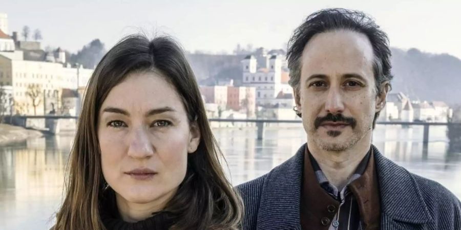 Die ehemalige Polizistin Frederike Bader (Marie Leuenberger) und der Privatdetektiv Ferdinand Zankl (Michael Ostrowski) sind in Passau unterwegs. Foto: BR/ARD Degeto/Hager Moss Film GmbH/Hendrik Heiden/dpa