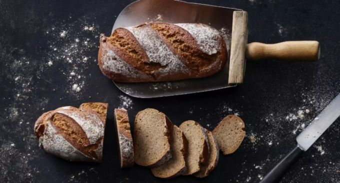 Roggenbrot wird mit Sauerteig hergestellt. Sauerteigbrot