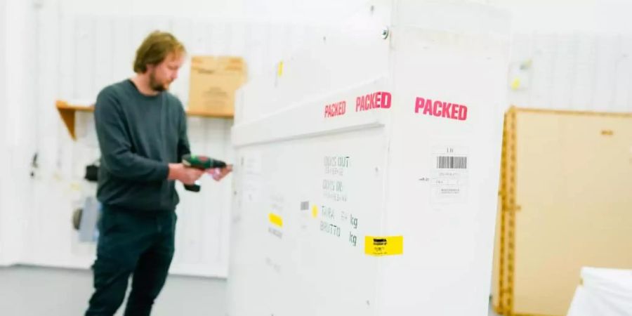 Wenn Kunstwerke zu Ausstellungen reisen, ist das ein heikles Geschäft: Gemälde und andere Exponate sind hochempfindlich. Corona macht für die Museen alles noch viel komplizierter. Foto: Uwe Anspach/dpa