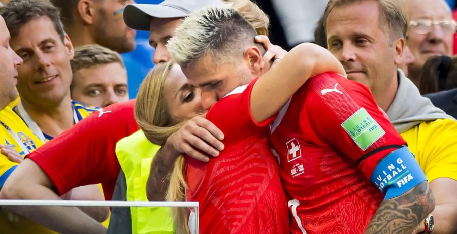 Lara Gut-Behrami tröstet ihren Valon nach dem Aus im Achtelfinal gegen Schweden an der WM 2018.