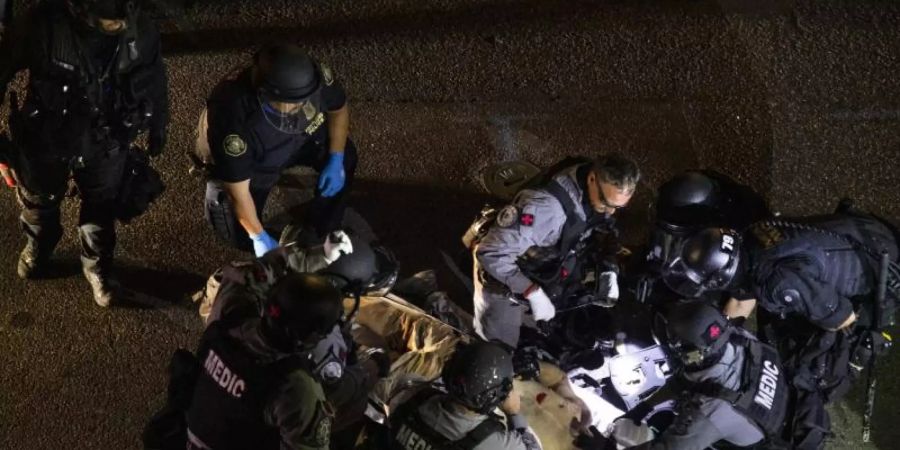 Nach Zusammenstössen in der Innenstadt von Portland wurde ein Mann erschossen. Kämpfe brachen aus, als ein Autokorso der Anhänger von US-Präsident Donald Trump durch die Stadt fuhr und mit Gegnern zusammenstiess. Foto: Paula Bronstein/FR171772 AP/dpa