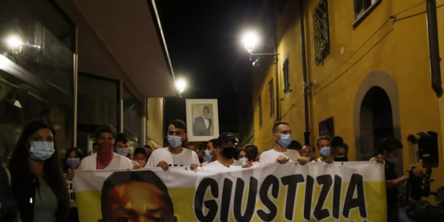 Demonstranten in Paliano fordern «Giustizia Per Willy» («Gerechtigkeit für Willy»). Foto: Cecilia Fabiano/Lapresse/LaPresse/AP/dpa