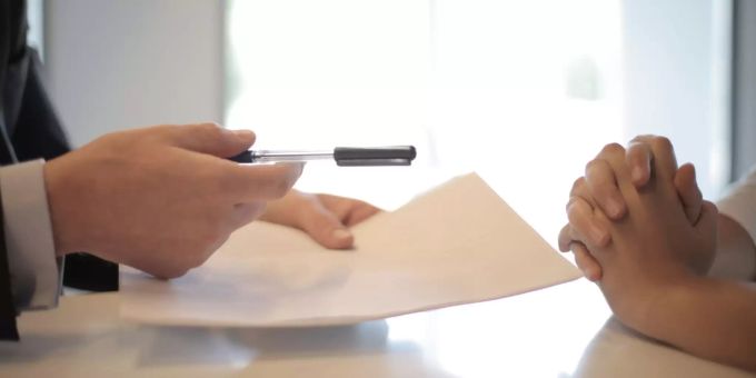 Macht es Sinn, jetzt schon die Krankenkasse zu wechseln? Mann hält Blatt in der Hand