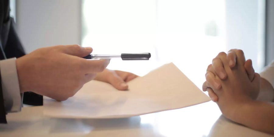 Mann hält Blatt in der Hand