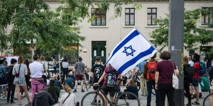 Bei einer Mahnwache gegen Antisemitismus wurde ein Teilnehmer beleidigt und tätlich angegriffen. antisemitismus