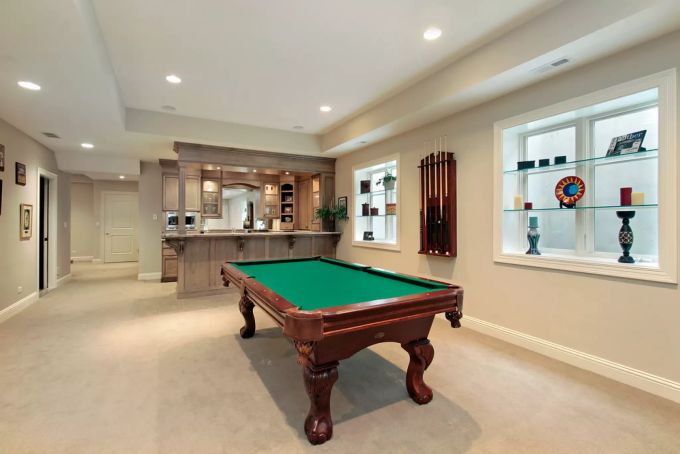 Ein Hobbykeller mit Billiardtisch. Hobbykeller