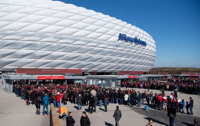 Fans versammeln sich vor einem Spiel von Bayern München in der Bundesliga vor der Allianz Arena. Bayern München Bundesliga