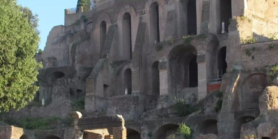 Forum Romanum. Wegen der Corona-Vorsorge darf nur einer von vielen Eingängen benutzt werden. Die Zahl der verkauften Eintrittstickets wurde deutlich runtergeschraubt. Foto: Petra Kaminsky/dpa