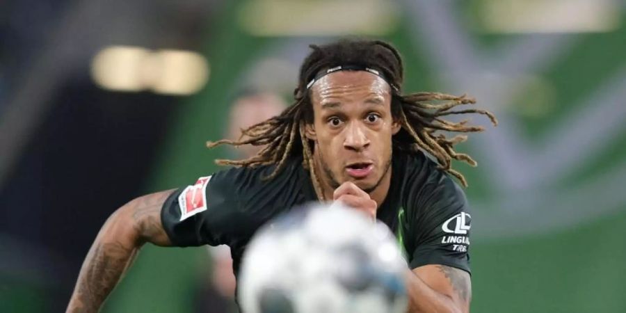 War Ende Juli kurz vor dem Trainingsauftakt des VfL Wolfsburg positiv auf das Coronavirus getestet worden: Kevin Mbabu. Foto: Peter Steffen/dpa