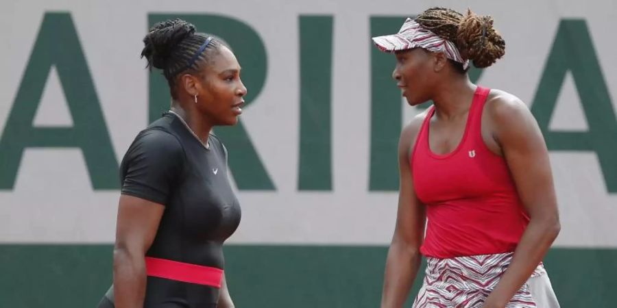 Venus Williams (r) unterlag ihrer Schwester Serena. Foto: Thibault Camus/AP/dpa