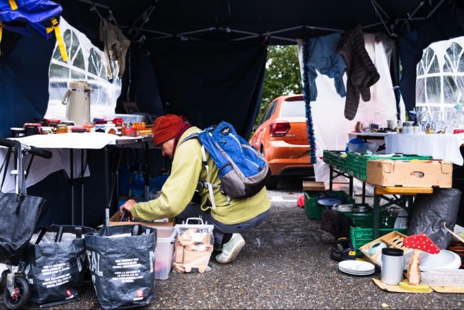 Einige überdachte Stände boten Schutz und luden zum Verweilen ein.